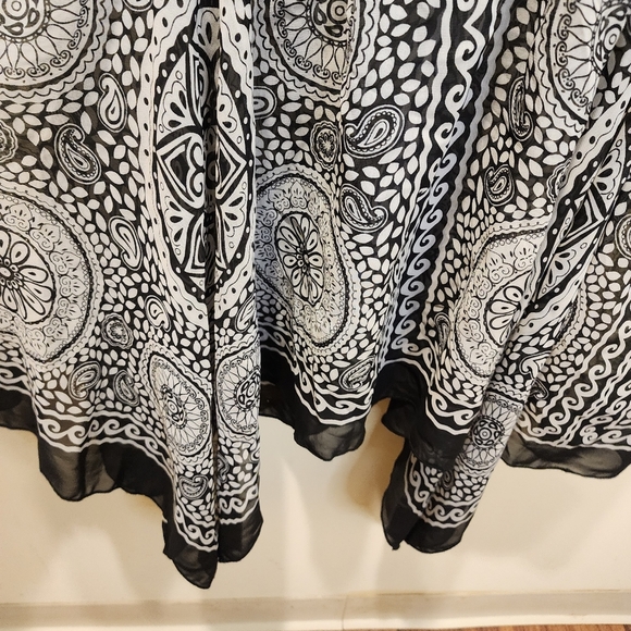 M.K.M Designs Black and White Asymmetrical Camisole Top Plus Size 2x - Picture 9 of 11